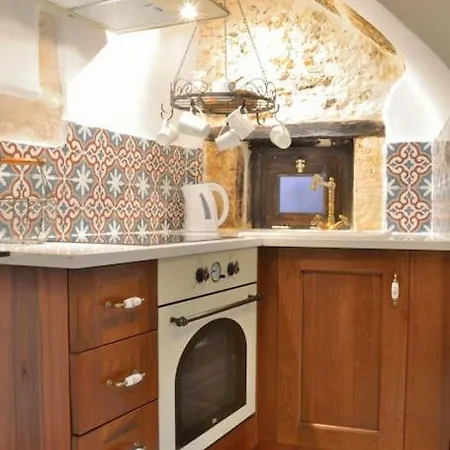 Charming Stone Corner House 干尼亞